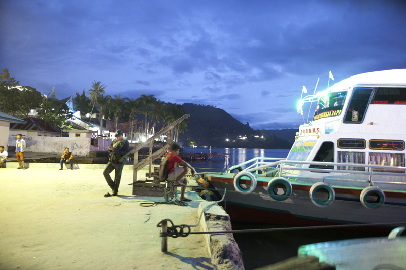 embarcadère pour tuk tuk, sur le lac Toba